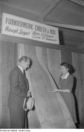 Fachgespräch an einem Messestand des Furnierwerkes Choisy le Roi