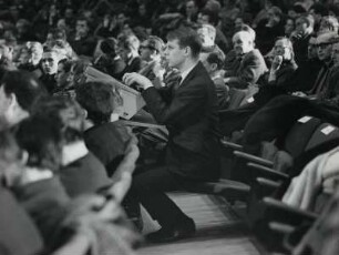Karlheinz Stockhausen, anlässlich Musik im Technischen Zeitalter, Kongresshalle Berlin, inmitten Publikum