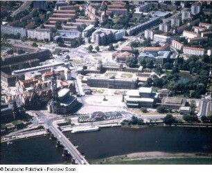 Stadtzentrum mit Elbe mit Augustusbrücke, Kathedrale, Schloß, Hotel Taschenberpalais Kempinski, Advanta-Riegel, Postplatz, Schauspielhaus, Zwinger und Opernhaus