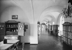 Dresden, Museum für Sächsische Volkskunst, Blick in die Ausstellung : Ausstellungsräume im Erdgeschoß, Blick in die Abteilung mit Bauernmöbeln