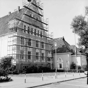Stormarnschule: Gymnasium: Waldstraße: Altbau: Renovierung der Fassade: mit Gerüst, Leitern, Firmenschild: rechts Turnhalle: davor Fahnenmast, Straßenlampen, Absperrketten, Parkstreifen