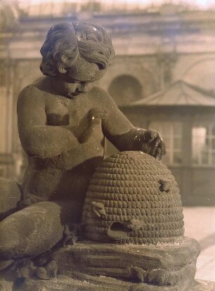 Putto mit Bienenkorb : Putto mit Bienenkorb. Sandstein. Dresden-Altstadt, Zwinger