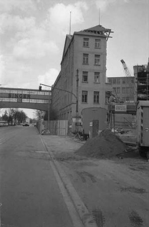 Abbruch des Bürogebäudes der ehemaligen Nähmaschinenfabrik Singer in der Haid-und-Neu-Straße für die Wohnanlage der Unternehmensgruppe Mosch (Mosch-Center)