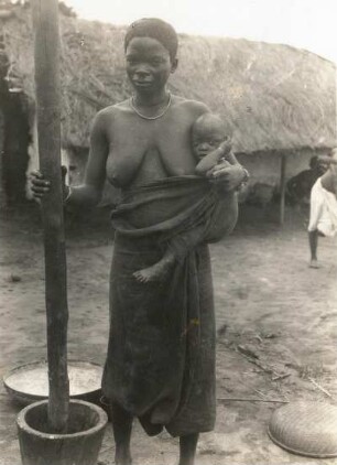 Ovambo-Mädchen beim Maisstampfen : Namibia (ehem. Südwestafrika), Ovambo-Mädchen beim Maisstampfen, vor 1930