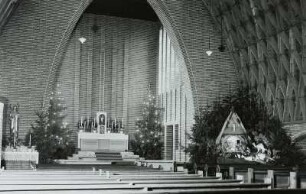 Güstrow, Grüne Straße 25. Katholische Kirche Sankt Mariae Himmelfahrt (1928-1929; P. Korff). Inneres zum Altar mit weihnachtlichem Schmuck