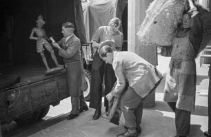 Central Collecting Point Marburg. Mitarbeiter beim Verladen der Kunstwerke aus dem Depot Siegen