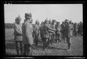 Bei Focșani (Rumänien): Offiziere mit Pickelhaube und mit Husaren-Uniform und -Kopfbedeckung beim Aushändigen von Ehrenzeichen an Soldaten mit Stahlhelm (Seitansicht, Nahaufnahme) ("Kaiserparade")