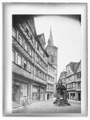 Blick Richtung aus Richtung Rathausgasse zum Engelsbrunnen und Turm der Stiftskirche