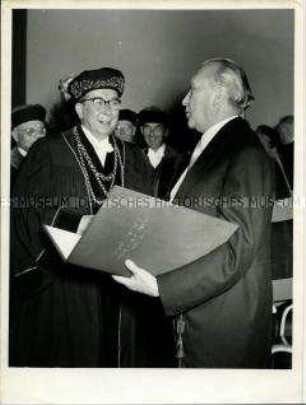Konrad Adenauer erhält die Ehrendoktorwürde der TU Berlin