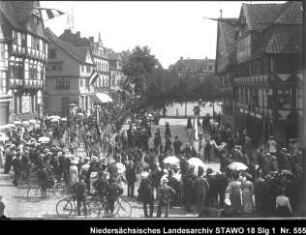 Turnfest der Turnvereine in Wolfenbüttel Enthält: Umzug der Turnvereine vom Stadtmarkt in Richtung Krambuden, Zuschauer (s. auch 18 Slg 1 Nr. 16)