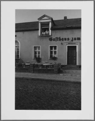 Familie Künz am Fenster des Gasthauses Zum Anker, Malz