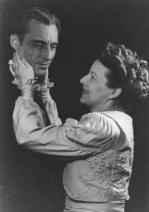 Hamburg. Thalia Theater. Die Schauspieler Ehmi Bessel (1904-1988) und Emil Lohkamp (1902-1993) während einer Aufführung des Theaterstückes "Candida" von George Bernhard Shaw