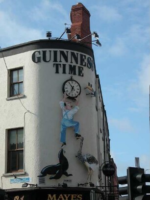 Guinness Bier Werbung : Werbung für das typische irische Bier Guinness, aufgenommen 2005