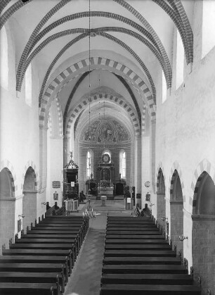 Kloster Zinna (bei Jüterbog). Klosterkirche des ehem. Cistercienser-Klosters. gegr. 1170, erb. 1. Viertel 13. Jh. Innenansicht durch das Hauptschiff zum Chor