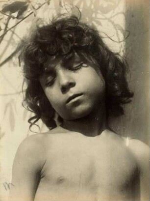 Porträt eines Jungen mit geschlossenen Augen
