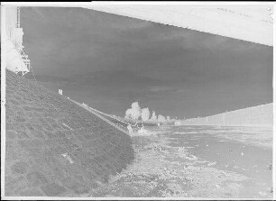 Staustufe Schweinfurt. Schleusenunterkanal nach oberstrom gesehen. Oben im Bild der Untergurt der Gerolzhofener Eisenbahnbrücke.