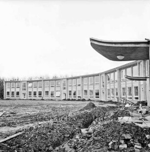 Stormarnschule: Gymnasium: Waldstraße: Erweiterungsbau vor Fertigstellung: rechts Dach des Eingangs: vorn unbefestigte Außenanlagen und Bauschutt