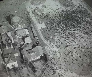 Das Gaswerk in Meiningen : rechts der Exerzierplatz; auf dem der Ballon soeben vor vielem Publikum aufgestiegen ist