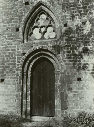 Kloster Chorin, Pforte an der Westseite der Kirche