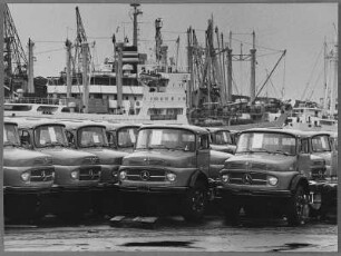 Mercedes-Transporter im Hamburger Hafen