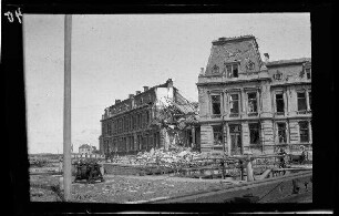 [Ostende (?) (Belgien)]: zerstörte repräsentative Gebäude am Kai (Nahaufnahme)