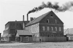 Halle. Porzellanwerk Lettin (1858 gegründet). Fabrikgebäude mit qualmendem Schornstein