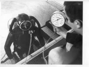 Lübeck. Drägerwerk AG & Co. Atmungs-Meßprüfungen mit Schwimmtauchgerät Modell FGG III
