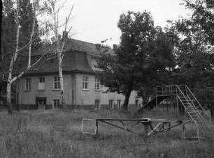 Dresden-Übigau, Klingerstraße. Pionierkaserne Übigau (1913). Kasernengelände (nahe der Scharfenberger Straße). Blick über einen Spielplatz gegen ein Kasernengebäude