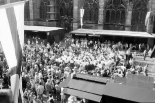 Freiburg: Münsterplatz; Weinkapelle; vom Kaufhaus aus