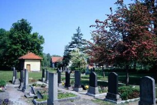 Blick über den Friedhof mit Grabstellen