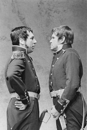 Szenenbilder aus "Montserrat" von Emmanuel Roblès (Bühnenbild: Heinrich Kilger). Kammerspiele (Deutsches Theater) Berlin, 20.06.1957 : Mit Walter Lendrich, Adolf Peter Hoffmann als Geistlicher u. a