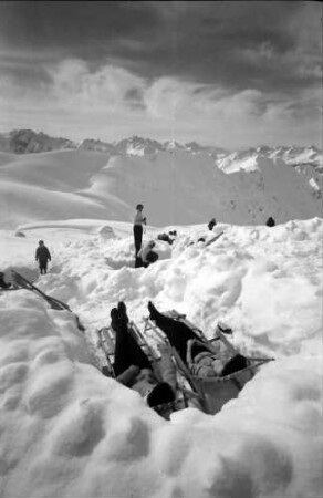 Oberstdorf: Nebelhorn; sonnende Gruppen in Schneelöchern, Pärchen