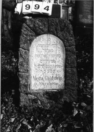 Grabstein 994 (Index: 99804002) Material: Marmorplatte in Naturstein Zustand: gut Maße HxBxT: 84x49x24 cm Beschreibung: Stele mit Flachbogenabschluß, Inschriftenplatte mit Rundbogenabschluß: Grabstein 994