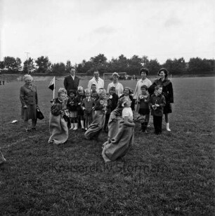 Lottbek: Kindervogelschießen: Sportplatz Bültenbarg: Sackhüpfen, dahinter Zuschauer