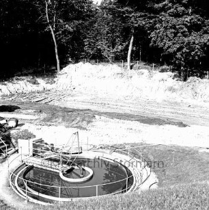 Abwasser: Klärwerk: Wöhrendamm: 4. Bauabschnitt: vorn alte Anlage mit Vorklärbecken: links Bagger: hinten Bodenaushebung für Fundamente: dahinter Bäume