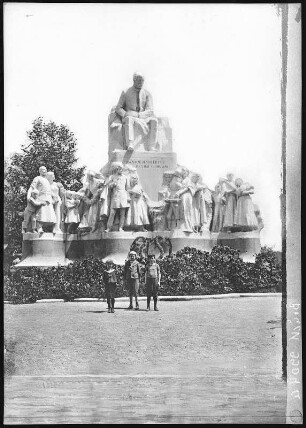 Budapest. Vörösmarty-Denkmal (1908) : Budapest. Denkmal des Dichters Mihály Vörösmarty (1908; Ede Kallós, Ede Telcs, Architektur Géza Márkus) aus Carrara-Marmor auf dem Giselaplatz