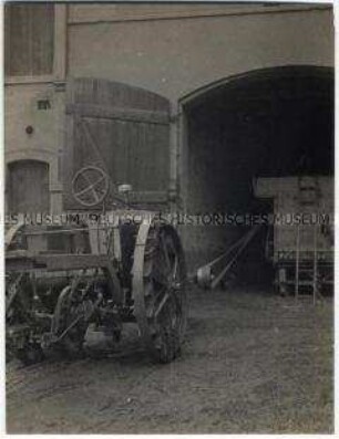 Schlepper mit Dreschmaschine