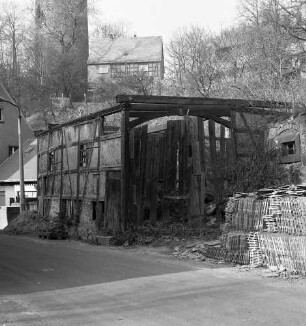 Frohburg-Kohren-Sahlis, Töpferstraße 8 a. Ruine des ehemaligen Ladehauses. Straßenansicht. Blick gegen Turm (Teilansicht) der Burgruine Kohren