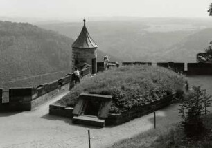 Königstein. Festung. Südseite. Brustwehr mit Wachturm und Einstieg in die Pestkasematte (nach 1680, Umbau 19. Jh.)
