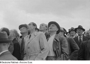 Zuschauer beim Renntag auf der Pferderennbahn Scheibenholz