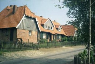 ehemaliges Gut Trenthorst-Wulmenau: Scharberg 3: traufständiges Mehrfamilienwohnhaus für Landarbeiter: Straßenfront mit Eingangstüren