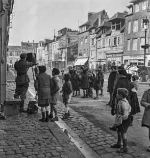 Carl Albiker fotografiert, von Kindern umringt, Fachwerkhäuser in Lisieux (Aufnahme im Rahmen der Fotokampagne im besetzten Frankreich)