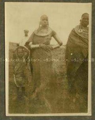 Zwei Massai-Frauen mit einem Kind