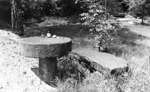 Hochkirch-Niehten. Ehem. Knochenmühle, Mühlsteintisch Rest der Mühle