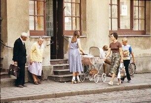 DDR. Bad Doberan. Straßenbild mit altem Paar, junger Mutter mit Kinderwagen und Frau mit halbwüchsigem Jungen