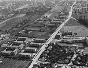 Luftaufnahme, Blick von Nord-Westen auf die Wohnbebauung an der Hildburghauser Straße. Berlin-Mariendorf, Hildburghauser Straße
