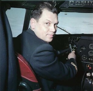 Lufthansa-Pilot im Cockpit eines Flugzeugs