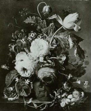 Ein Blumengefäß und ein Vogelnest