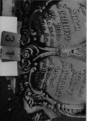 Grabstein 31 (Index: 100089246) Material: Marmor Maße HxBxT: 294x113x56 cm Symbolik: Kanne Besonderheit: kulturhistorisch wertvoll / künstl.-formale Gründe (Steingestaltung); - Doppelgrab: Grabstein 31 (Detailaufnahme)