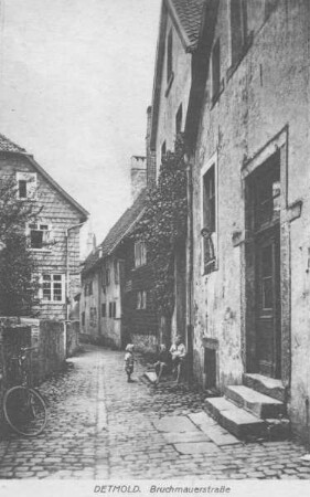 Bruchmauerstraße. Detmold. Blickrichtung Osten, im Hintergrund der Turm der Erlöserkirche